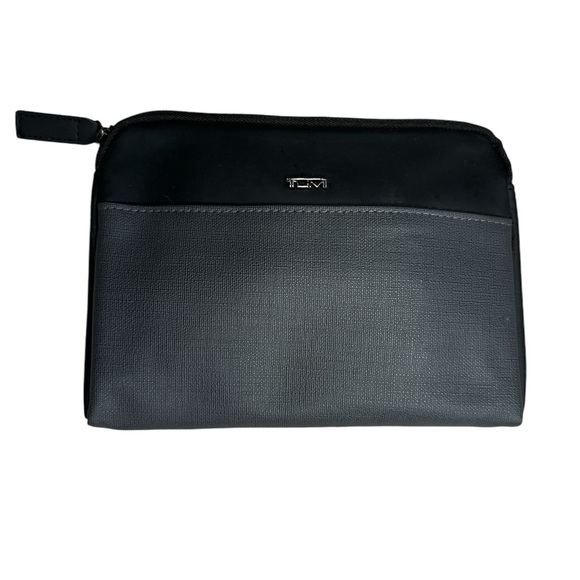 TUMI toiletry bag - Picture 1 of 4